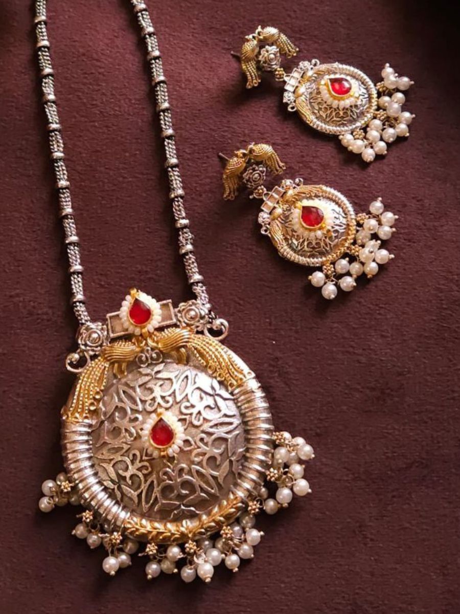 Red Kundan Dual Tone Oxidised Round Pendant Necklace Set